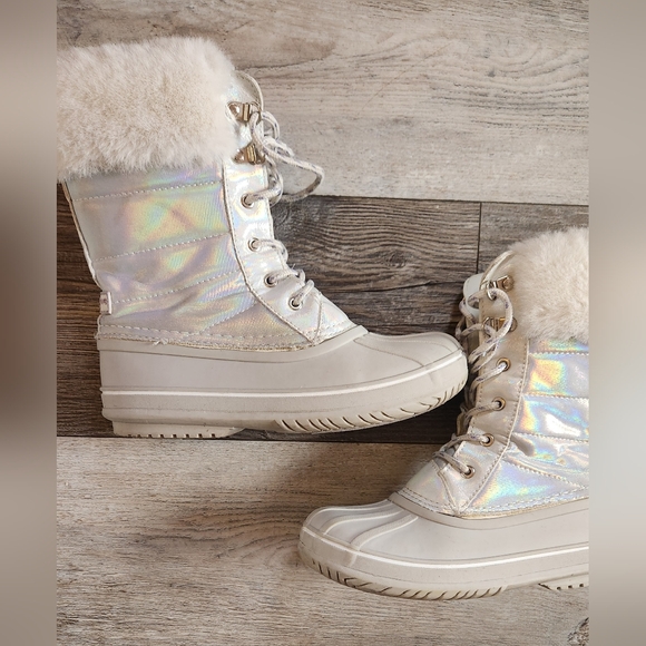 London Fog Girls Bell Court Warm Lined Boots- Iridescent/Silver - Picture 2 of 7